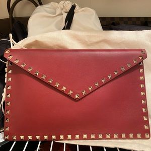 Valentino Garavani rockstud envelope clutch red